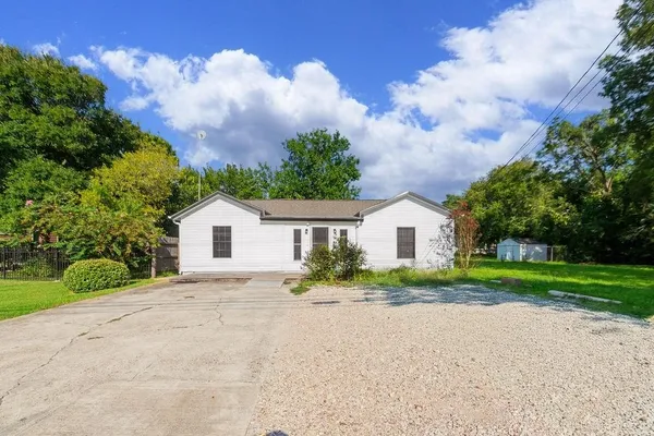 $1,600 | 2523 South Broadway Street, La Porte, TX 77571
