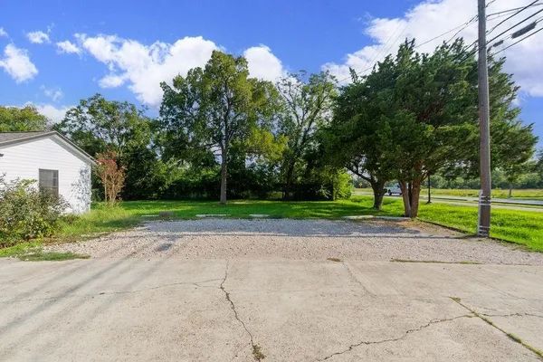 $1,600 | 2523 South Broadway Street, La Porte, TX 77571