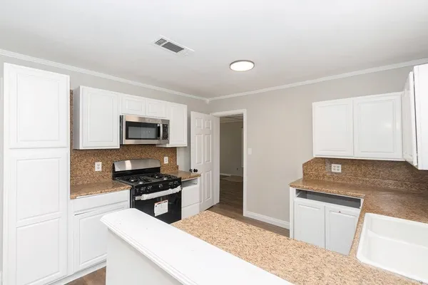 $1,600 | 2523 South Broadway Street, La Porte, TX 77571