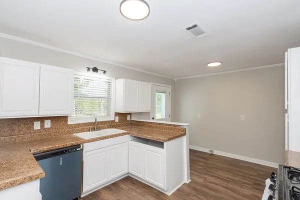 $1,600 | 2523 South Broadway Street, La Porte, TX 77571