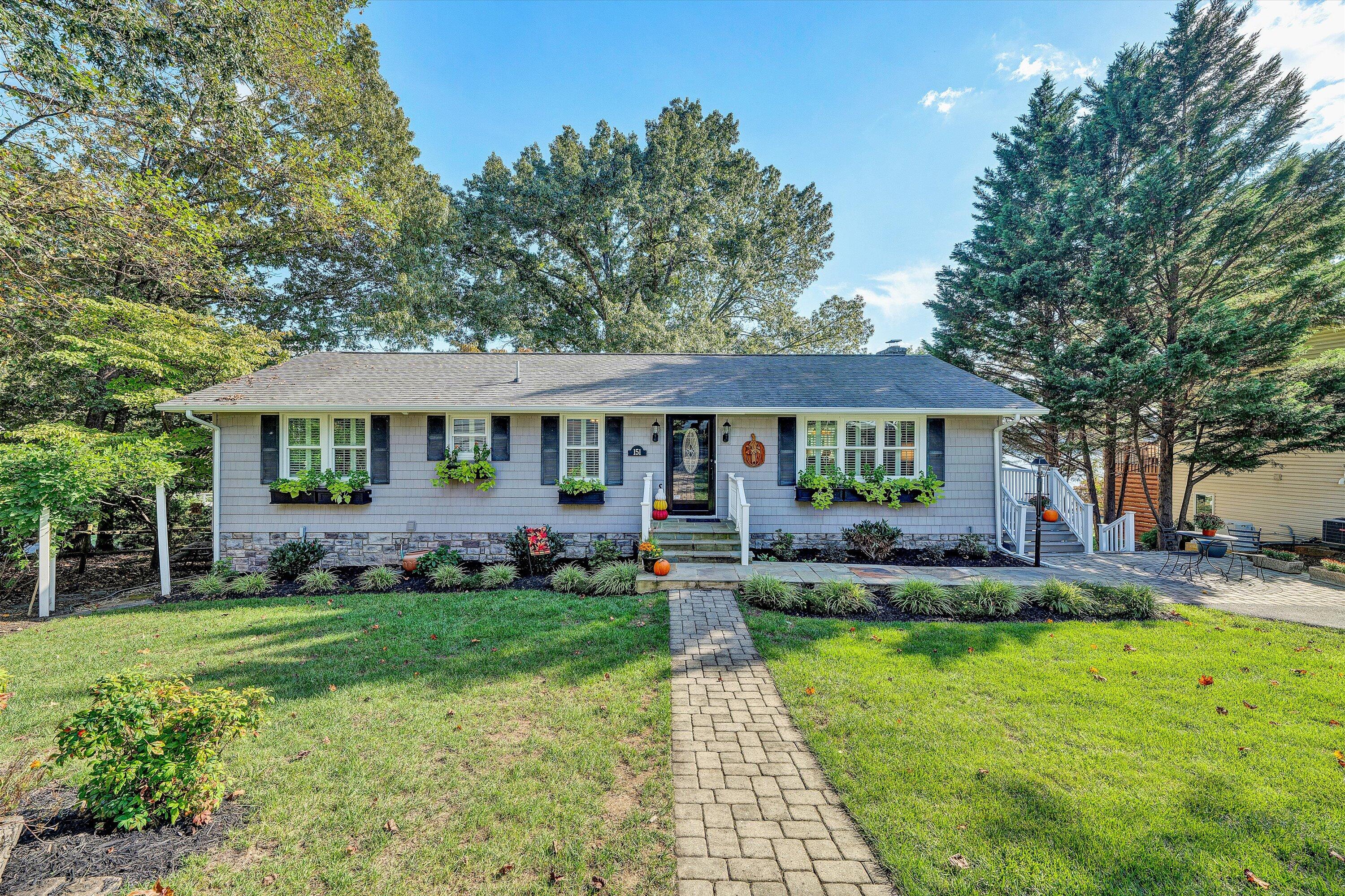 Charming Lakefront Cottage