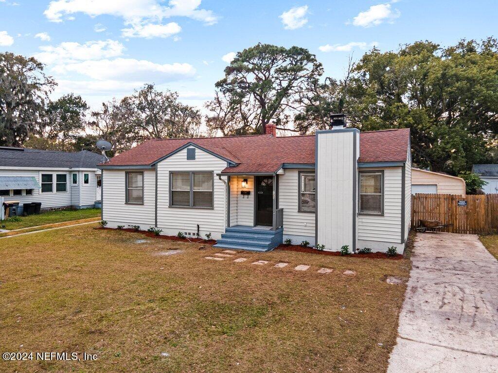 1720 Lilly Road East Jacksonville, FL 32207 - Photo 2 of 33 a front view of a house with a yard