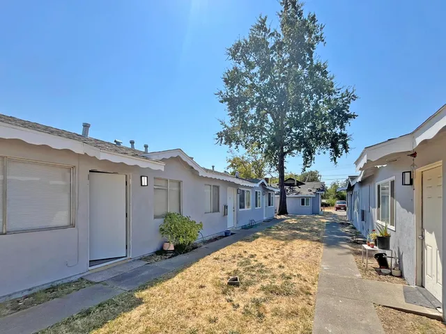a view of a house with a backyard