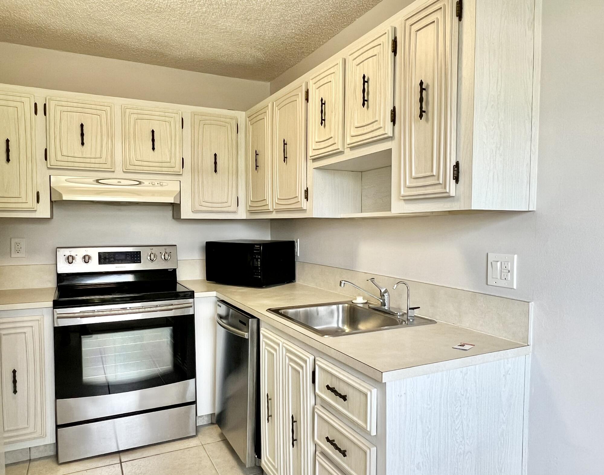 8840 Belle Aire Drive Boca Raton, FL 33433 - Photo 4 of 23 IMG_7869
