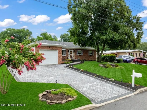 $879,900 | 282 Parkview Terrace, Lincroft, NJ 07738