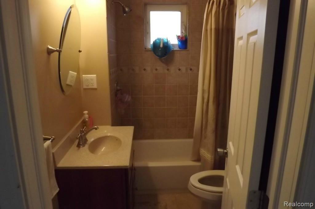 8994 Lake Road Grosse Ile, MI 48138 - Photo 19 of 31 Gallery Image 19