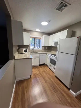 $1,900 | 728 Beverage Hill Avenue, Unit 12, Pawtucket, RI 02861