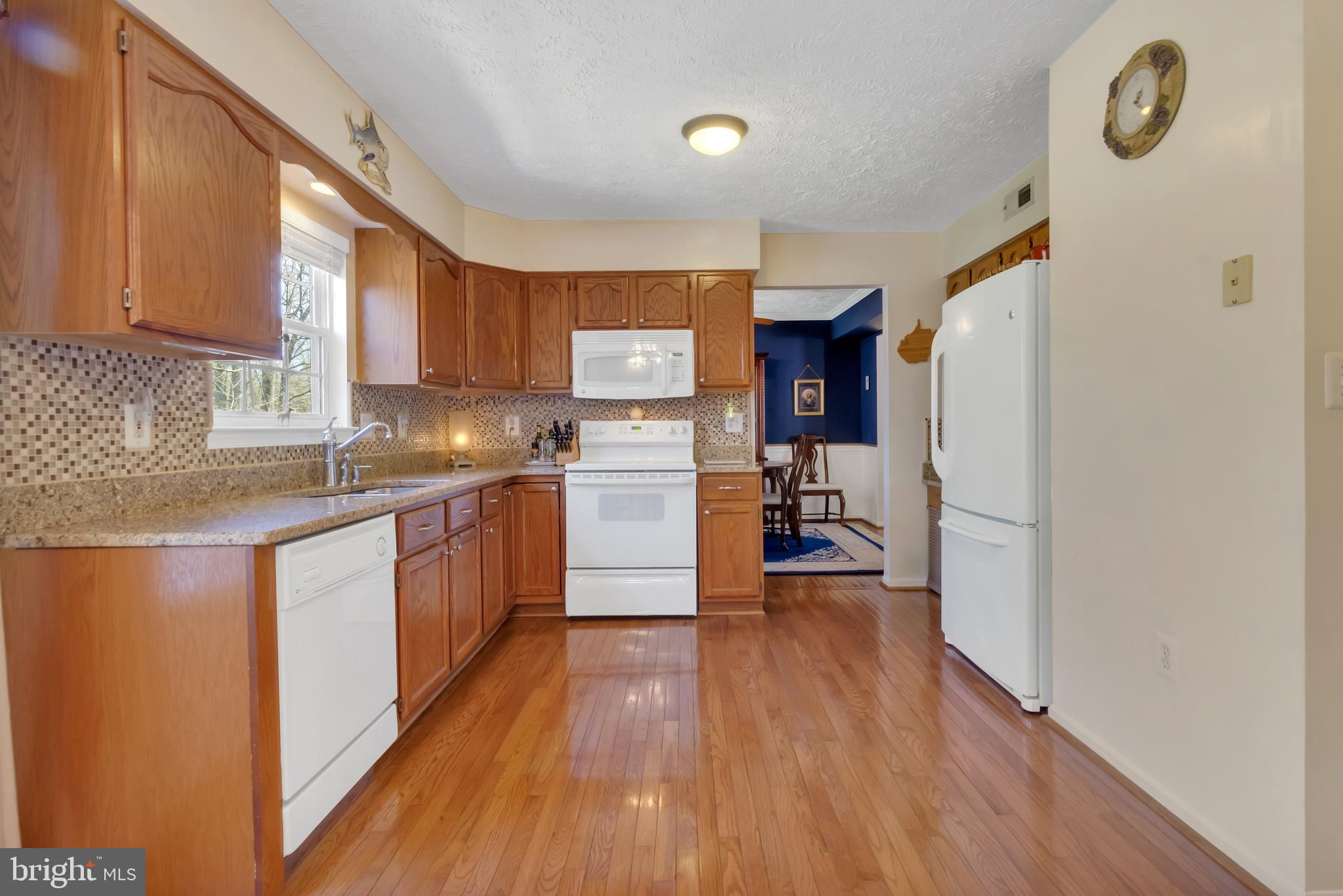 415 Beach Drive Annapolis, MD 21403 - Photo 15 of 54 Upgraded Counters & Low Backsplash