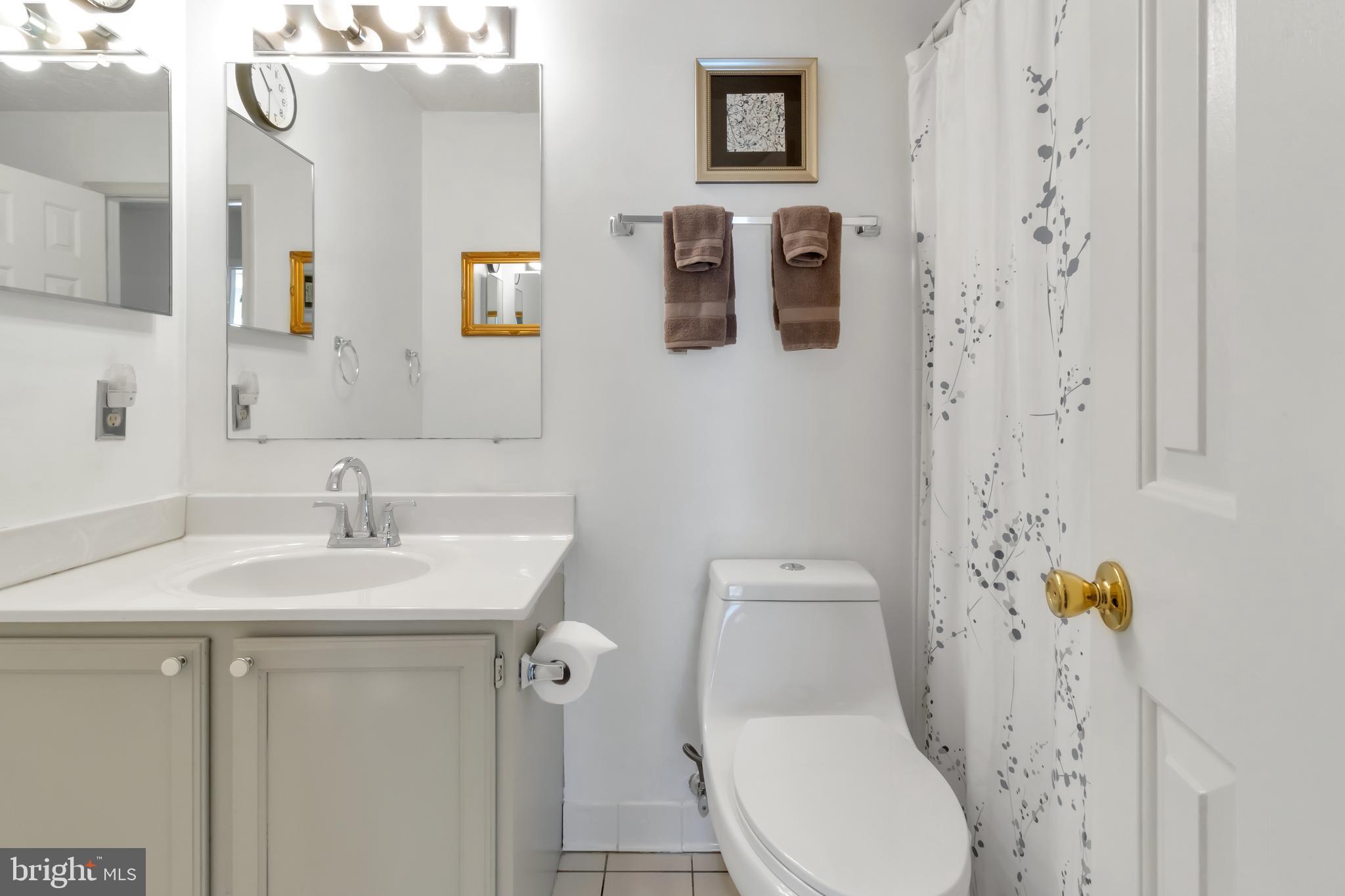 415 Beach Drive Annapolis, MD 21403 - Photo 33 of 54 Renovated Hallway Full Bath