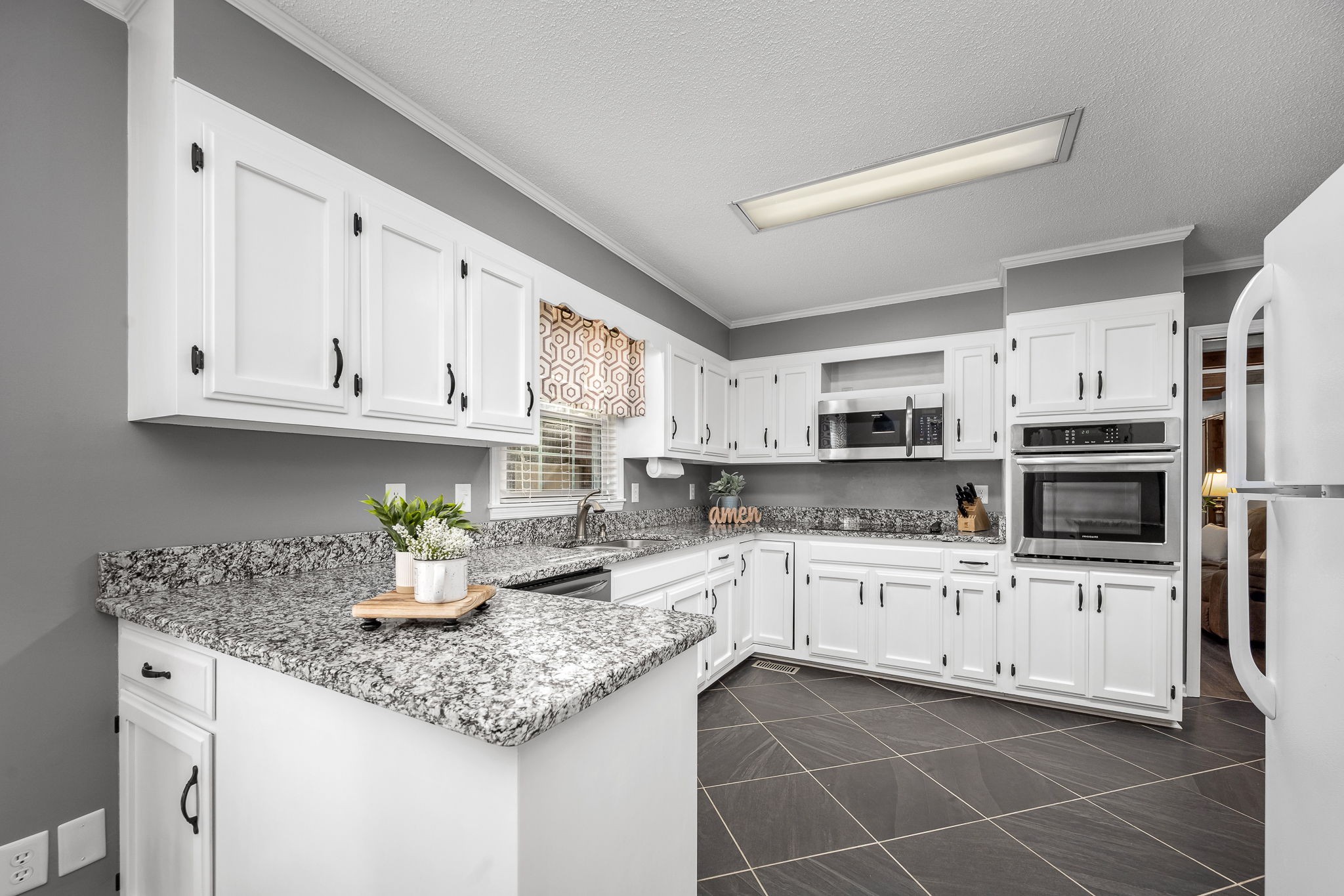 109 Hampshire Road Shelbyville, TN 37160 - Photo 22 of 55 a kitchen with stainless steel appliances granite countertop a sink and cabinets