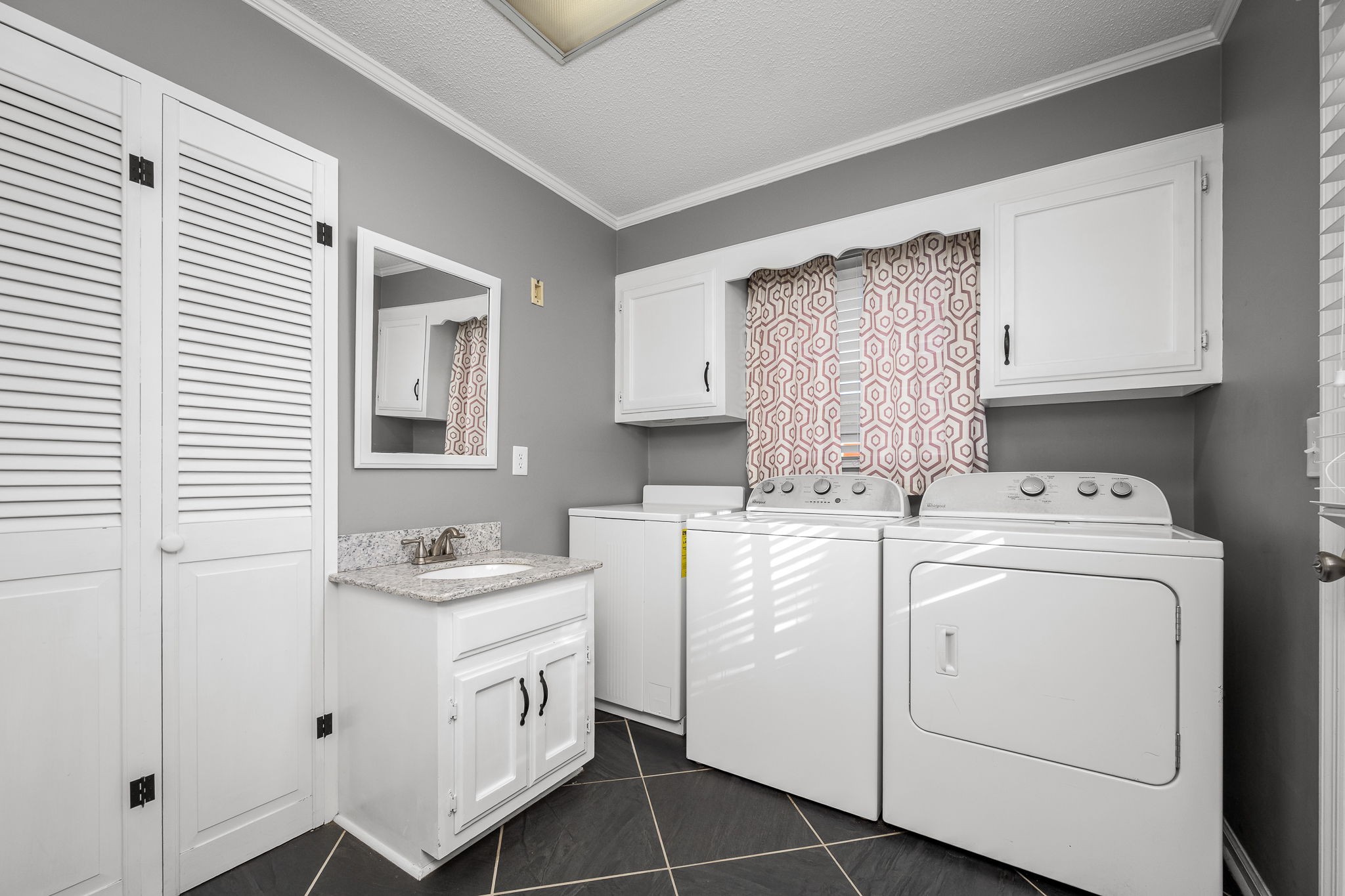 109 Hampshire Road Shelbyville, TN 37160 - Photo 25 of 55 a utility room with closet dryer and washer
