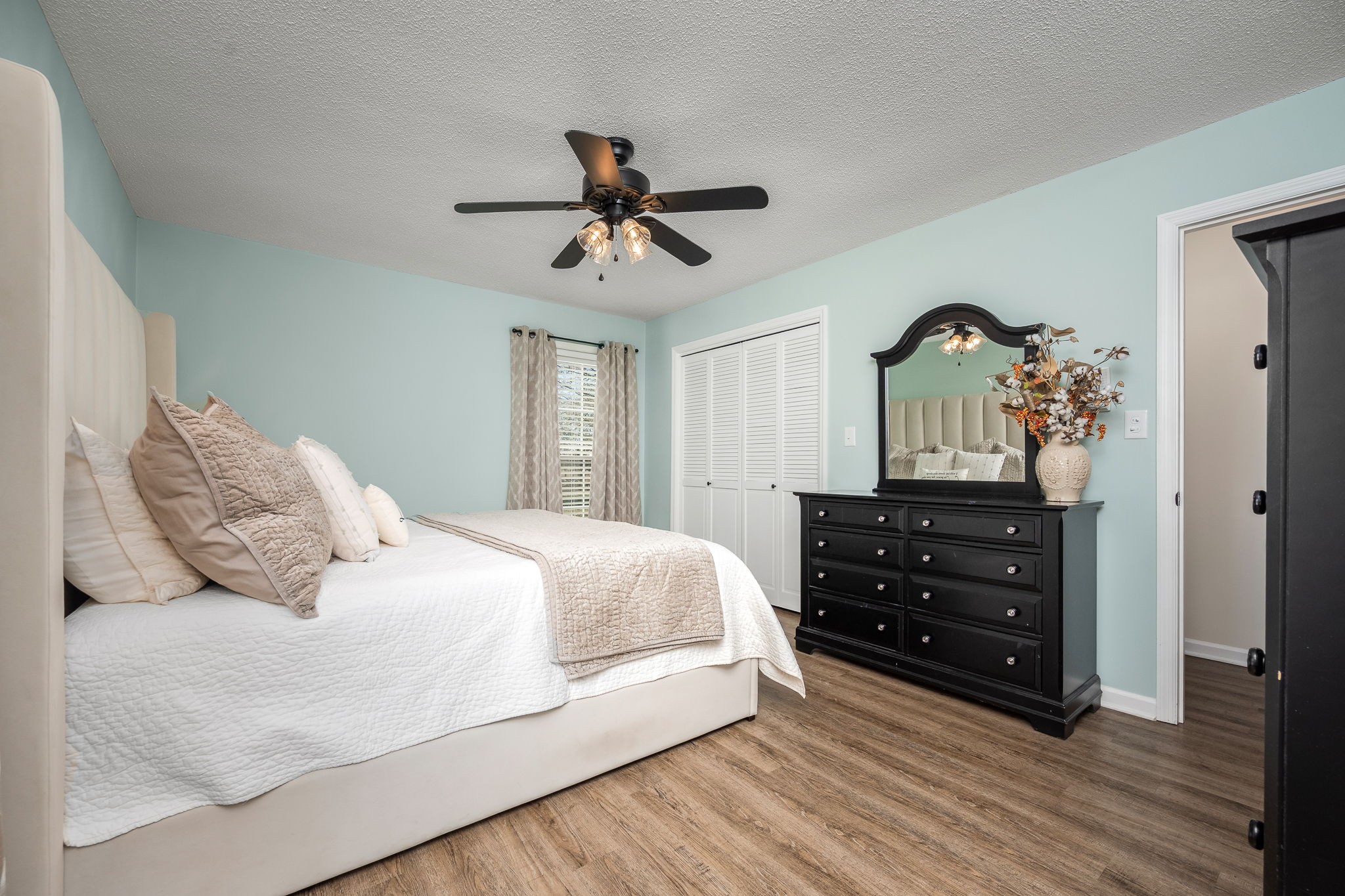 109 Hampshire Road Shelbyville, TN 37160 - Photo 32 of 55 a bedroom with a bed a dresser and a mirror