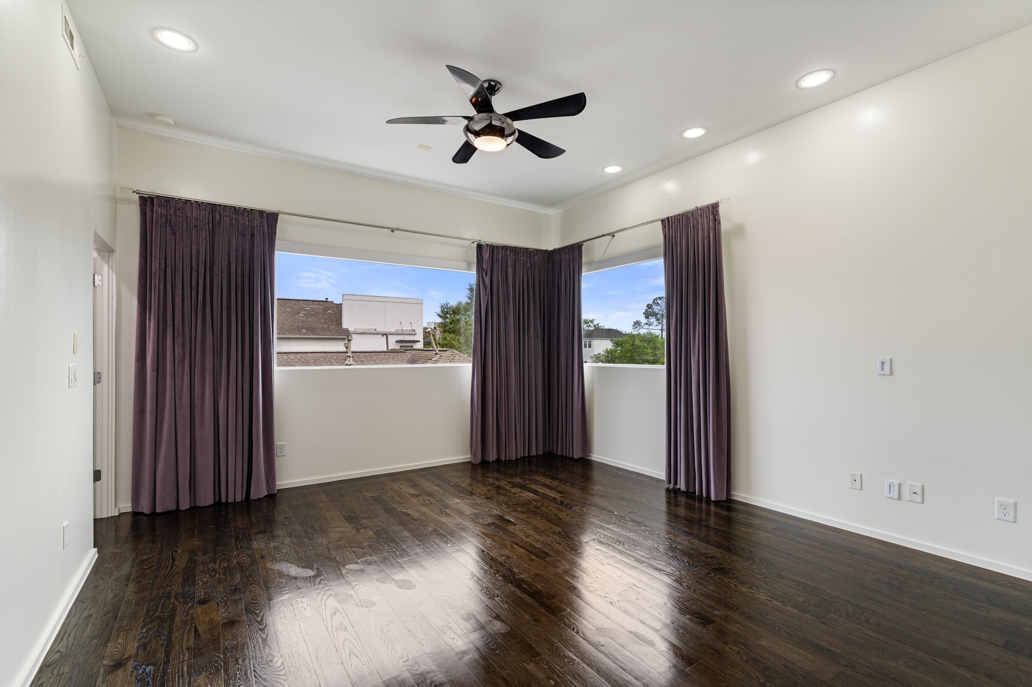 1728 Michigan Street, Unit B Houston, TX 77006 - Photo 11 of 24 Up the stairs, you'll find the bright and airy primary suite.