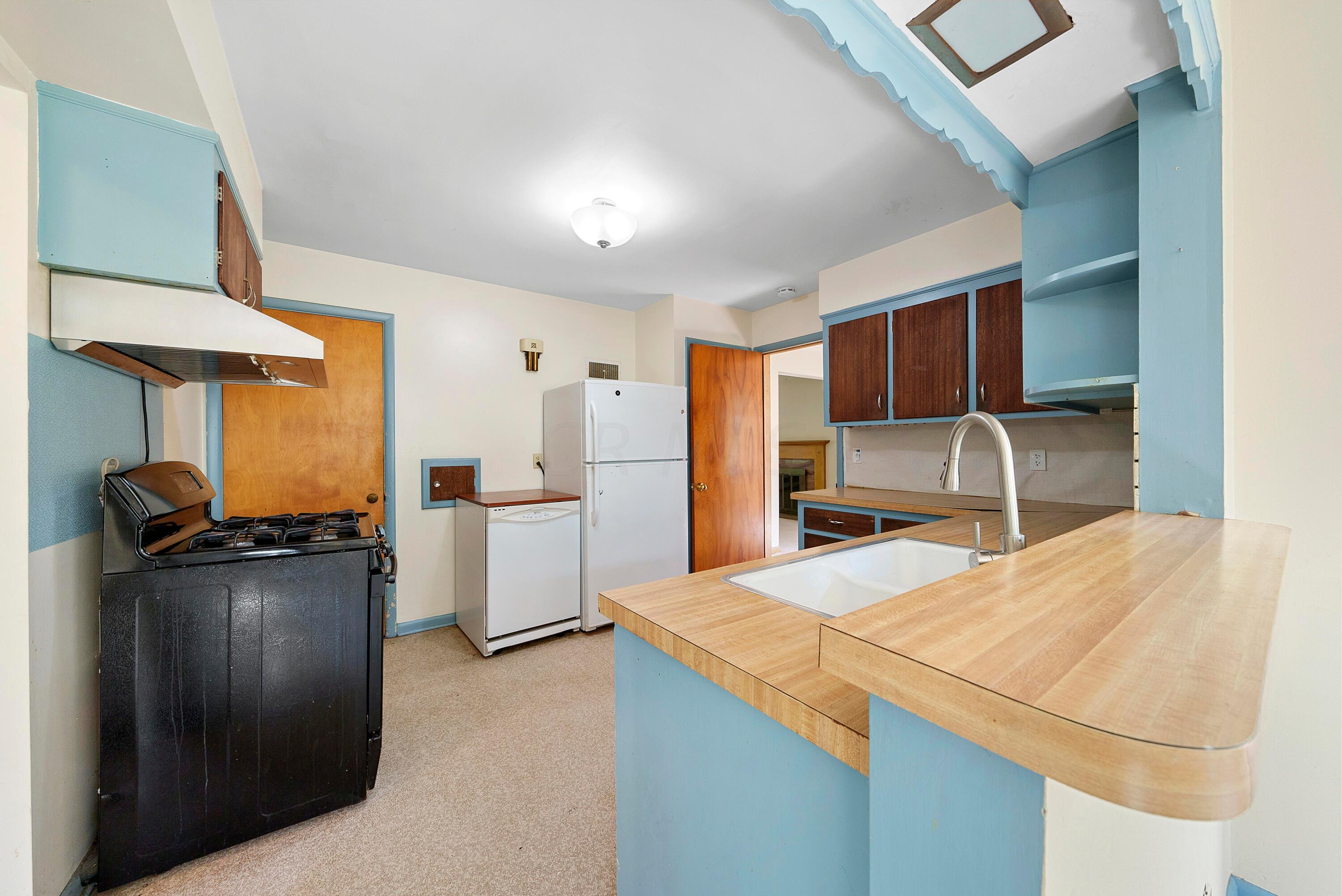 2676 Welsford Road Columbus, OH 43221 - Photo 10 of 30 Kitchen