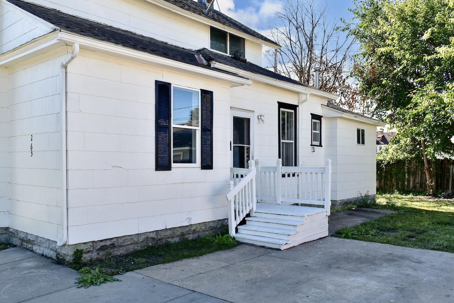 263 Franklin Street Winona, MN 55987 - Photo 28 of 28 26 Side Entrance Summer