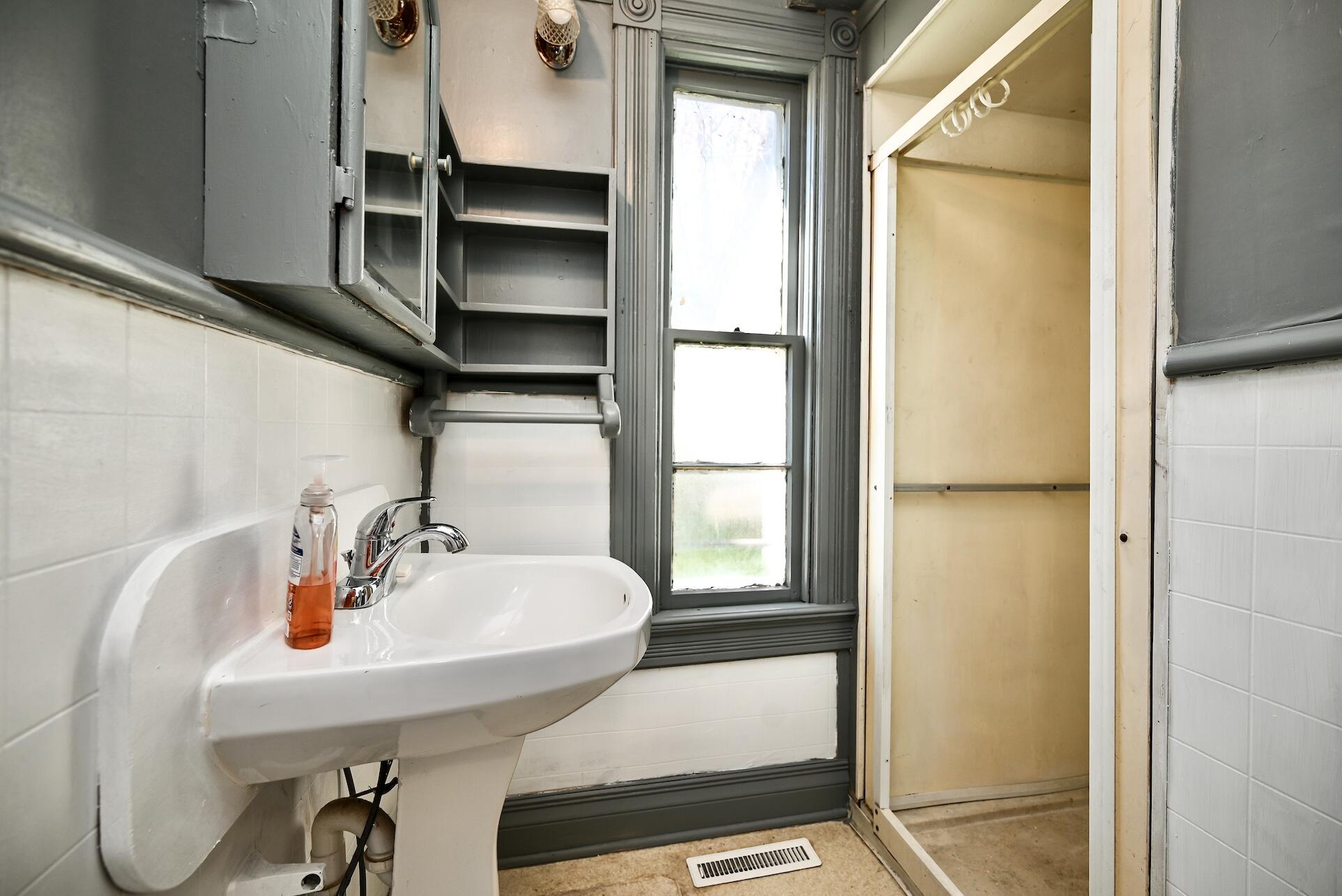 263 Franklin Street Winona, MN 55987 - Photo 10 of 28 10 Bathroom Two