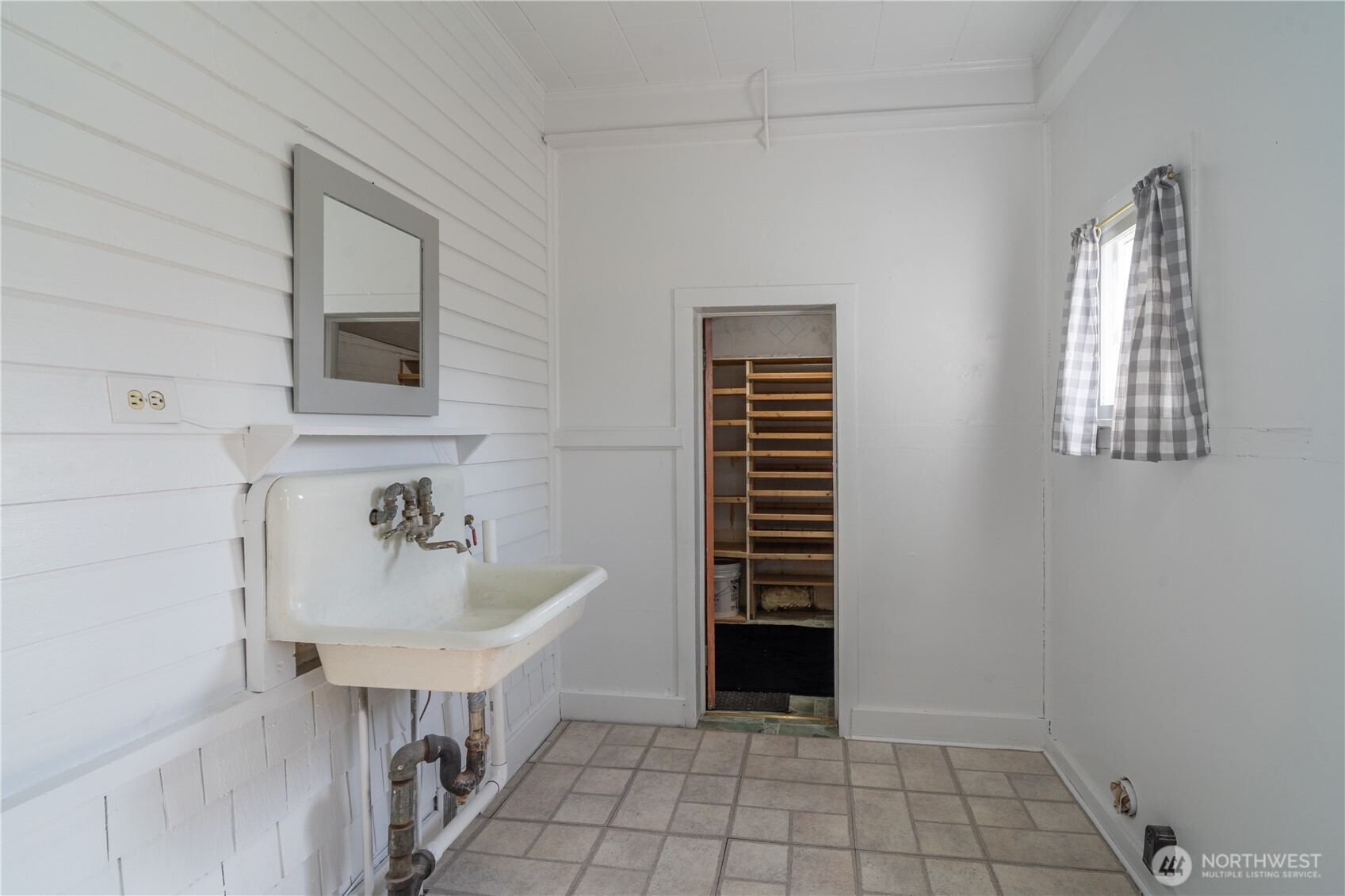 105 West 5th Avenue Ritzville, WA 99169 - Photo 11 of 40 a bathroom with a sink toilet and tub