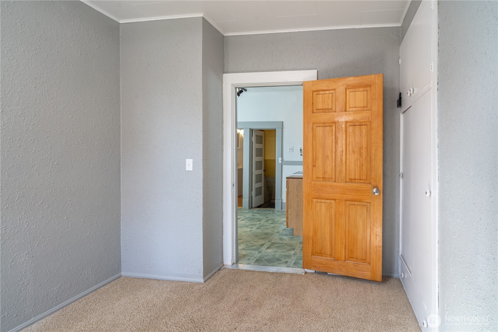 105 West 5th Avenue Ritzville, WA 99169 - Photo 16 of 40 an empty room with mirror
