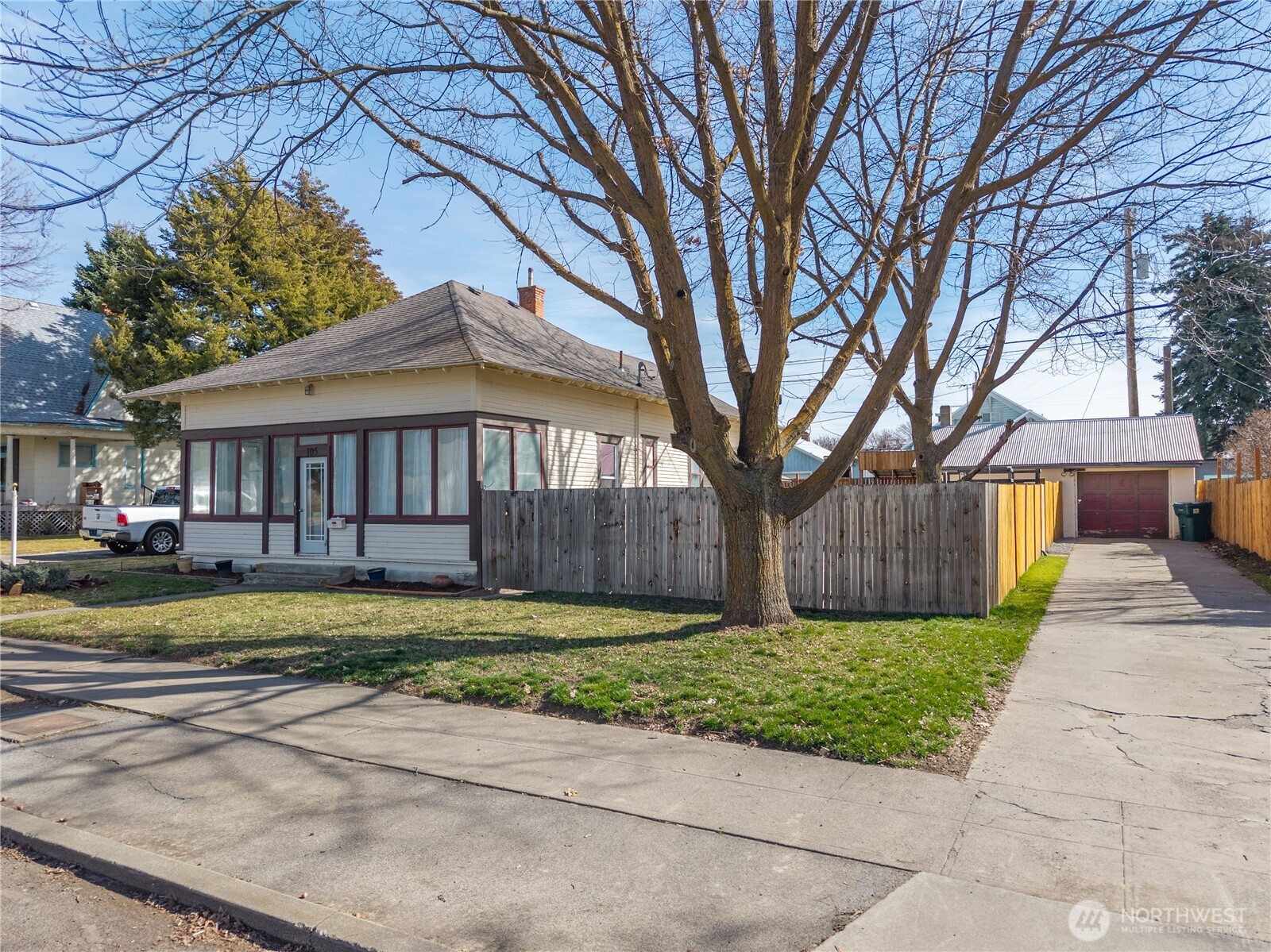 105 West 5th Avenue Ritzville, WA 99169 - Photo 2 of 40 a view of a yard in front of house