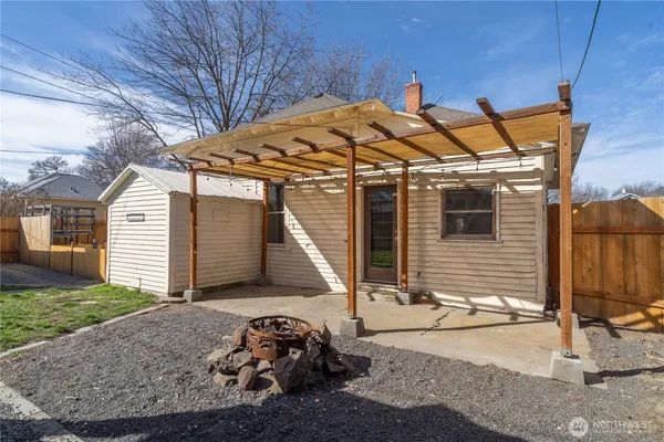 a view of a house with backyard