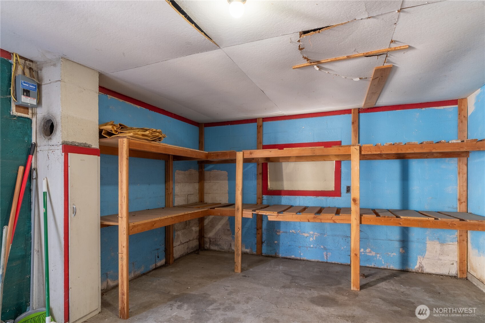 105 West 5th Avenue Ritzville, WA 99169 - Photo 36 of 40 a view of a room with furniture