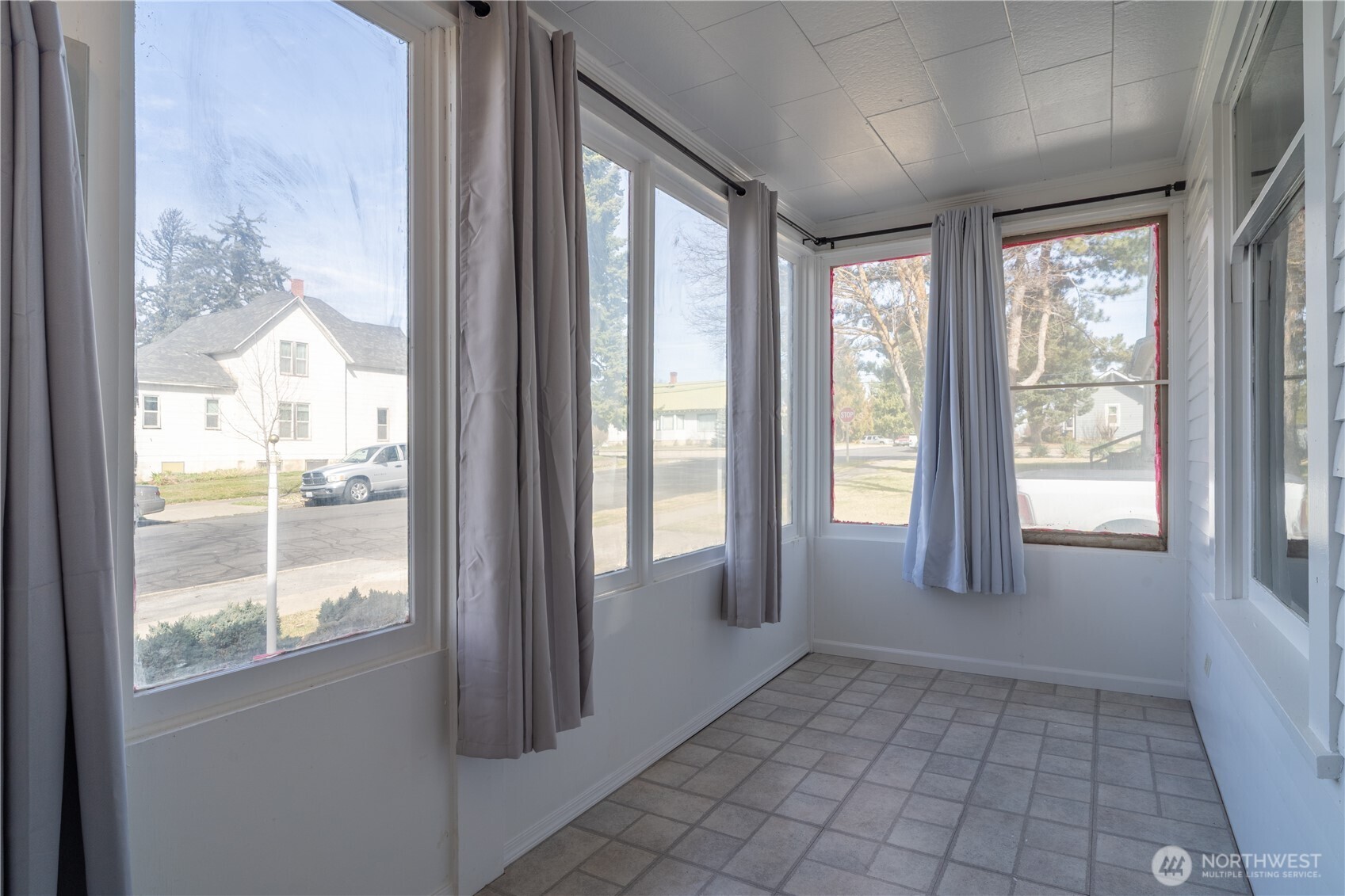 105 West 5th Avenue Ritzville, WA 99169 - Photo 6 of 40 a view of an entryway