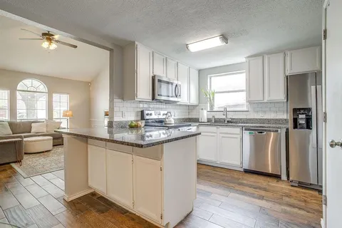 $339,900 | 7104 Summerset Drive, Benbrook, TX 76126