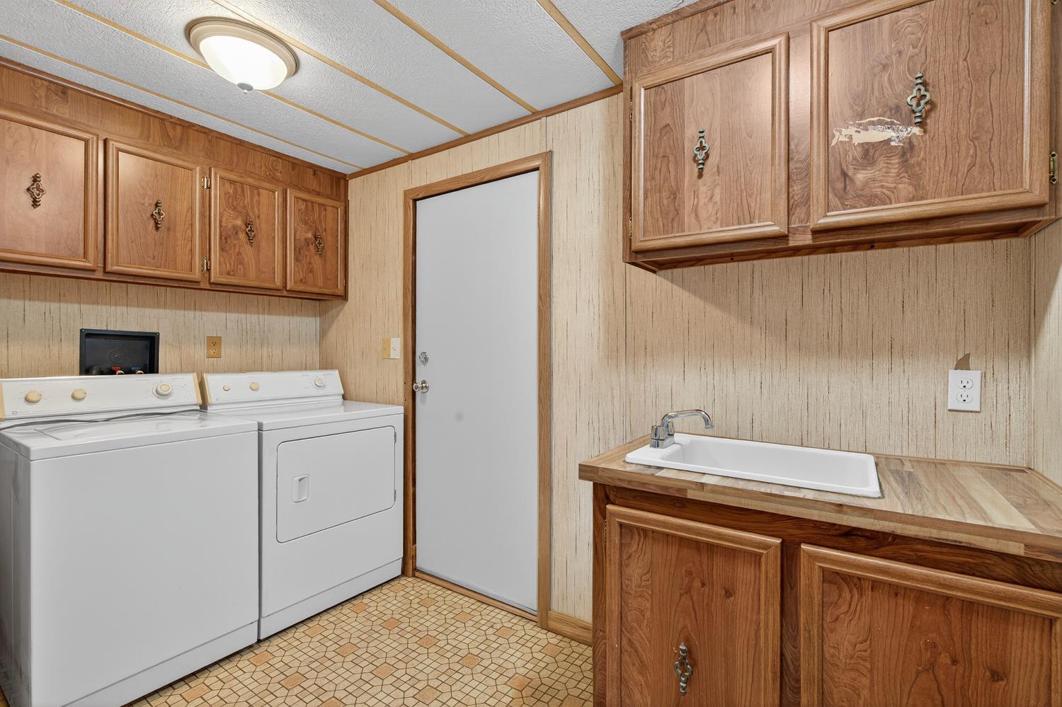 11900 Brandt Road Lockeford, CA 95237 - Photo 33 of 49 a utility room with dryer and washer