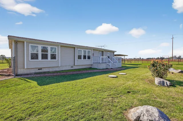 a view of a house with backyard and swimming pool