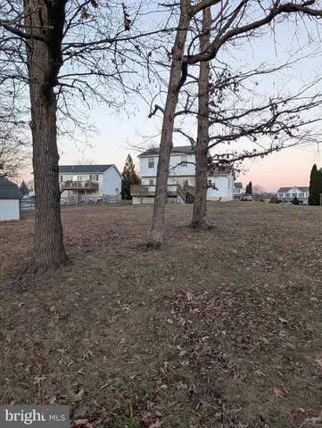 a view of a house with backyard