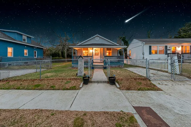 a view of a house with backyard