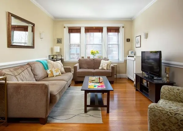 $3,200 | 550 Centre Street, Unit 8, Boston, MA 02130