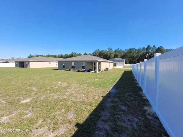 a view of a backyard