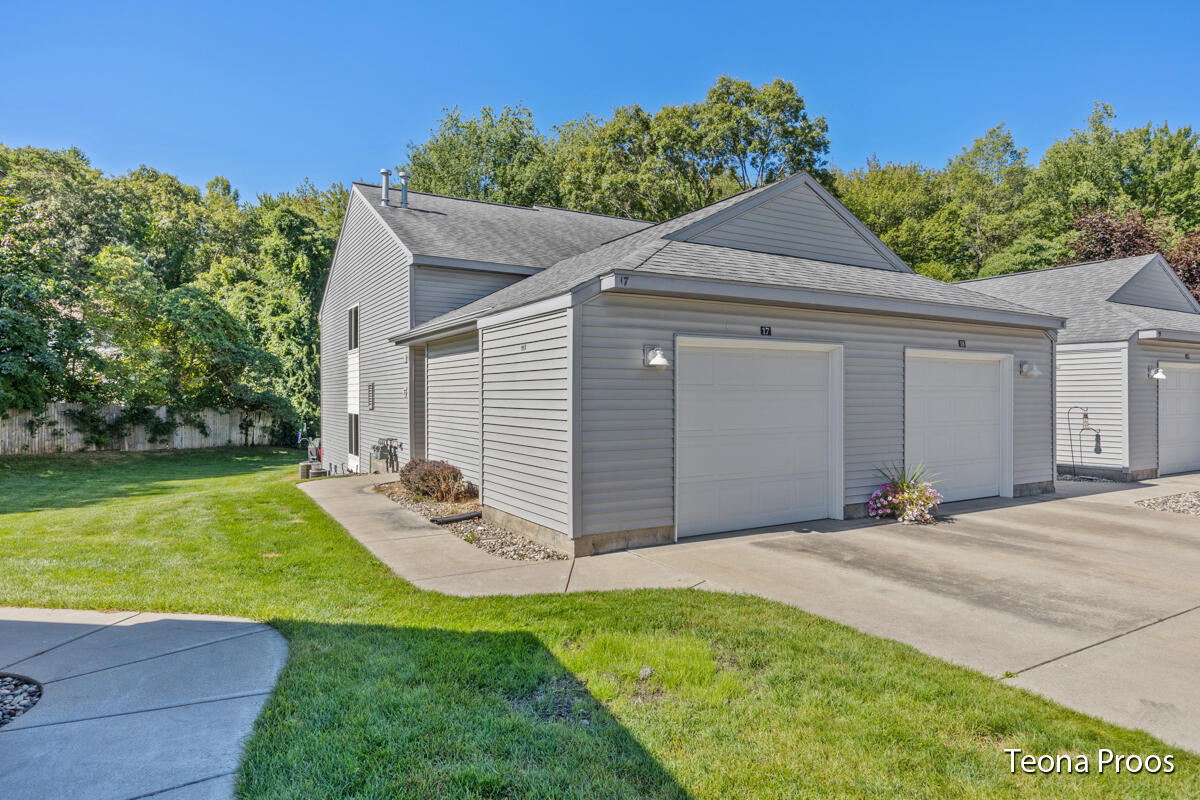 1295 Whitehall Road, Unit 17 Muskegon, MI 49445 - Photo 2 of 16 IMG_1001