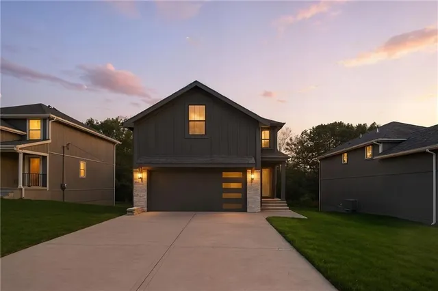 $389,500 | 11218 North Oak Trafficway, Kansas City, MO 64155