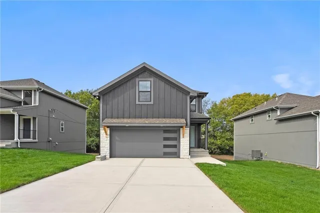 $389,500 | 11218 North Oak Trafficway, Kansas City, MO 64155
