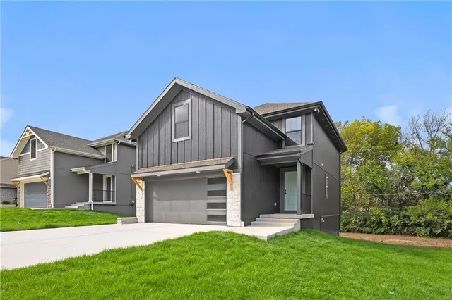 $389,500 | 11218 North Oak Trafficway, Kansas City, MO 64155