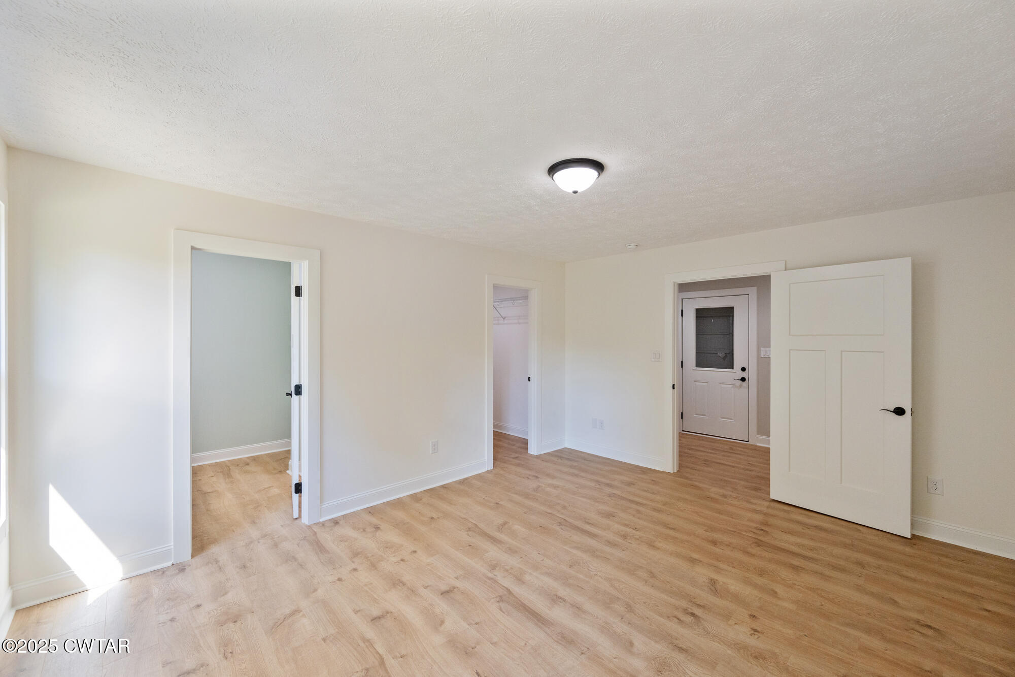 90 Derek Drive Lexington, TN 38351 - Photo 15 of 32 a big room with wooden floor and bathroom view