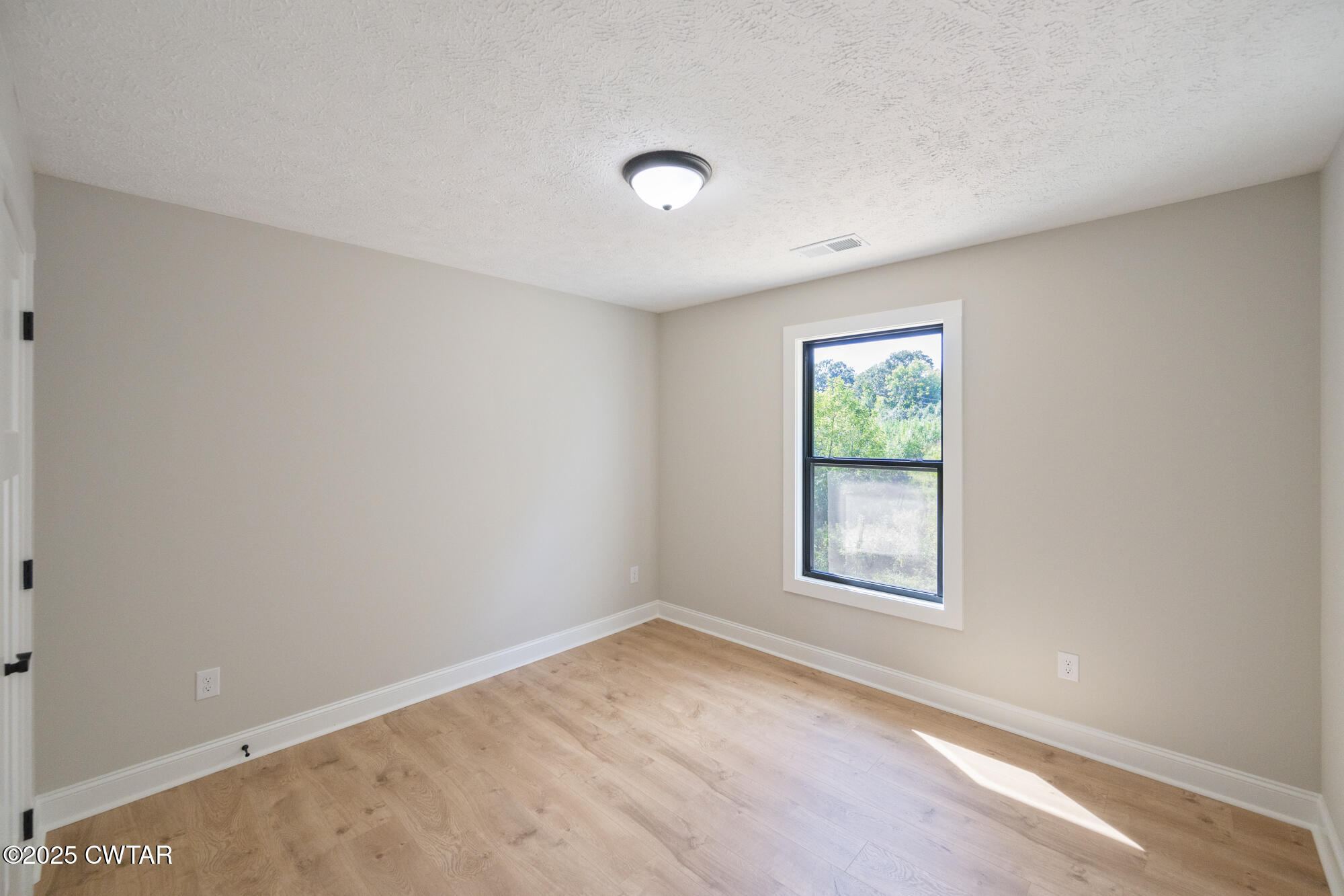 90 Derek Drive Lexington, TN 38351 - Photo 21 of 32 an empty room with a window
