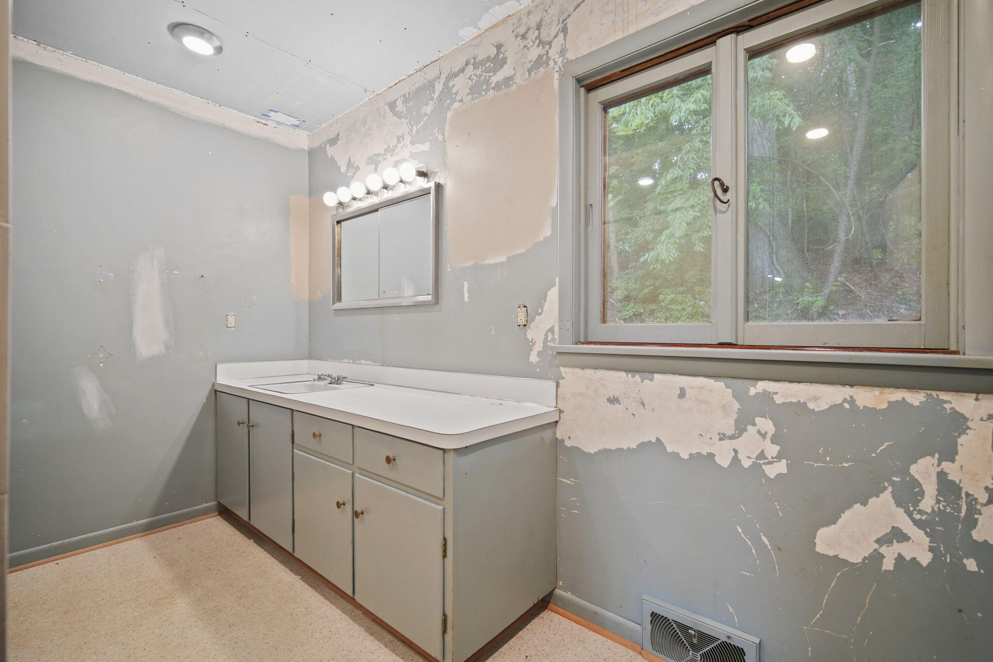 2006 Parkwood Way Jackson, MI 49203 - Photo 18 of 30 18