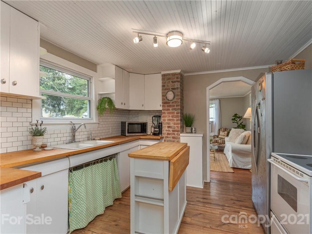 94 Justice Ridge Road Candler, NC 28715 - Photo 5 of 21 Gallery Image 5