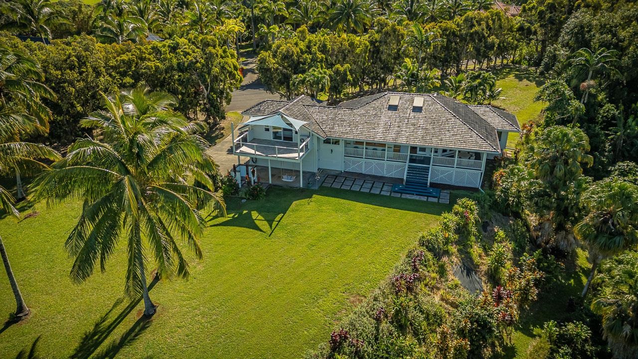 555 North Holokai Road Haiku, HI 96708 - Photo 2 of 50 This 3Bd/3Ba Haiku hideaway offers privacy