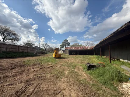 a view of back yard of the house