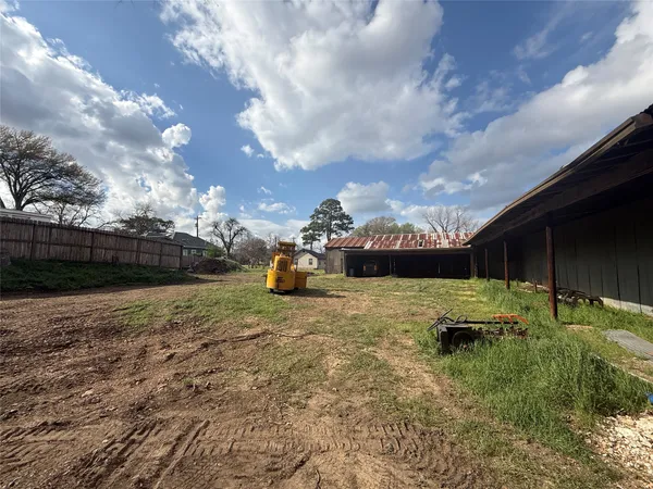 a view of back yard of the house