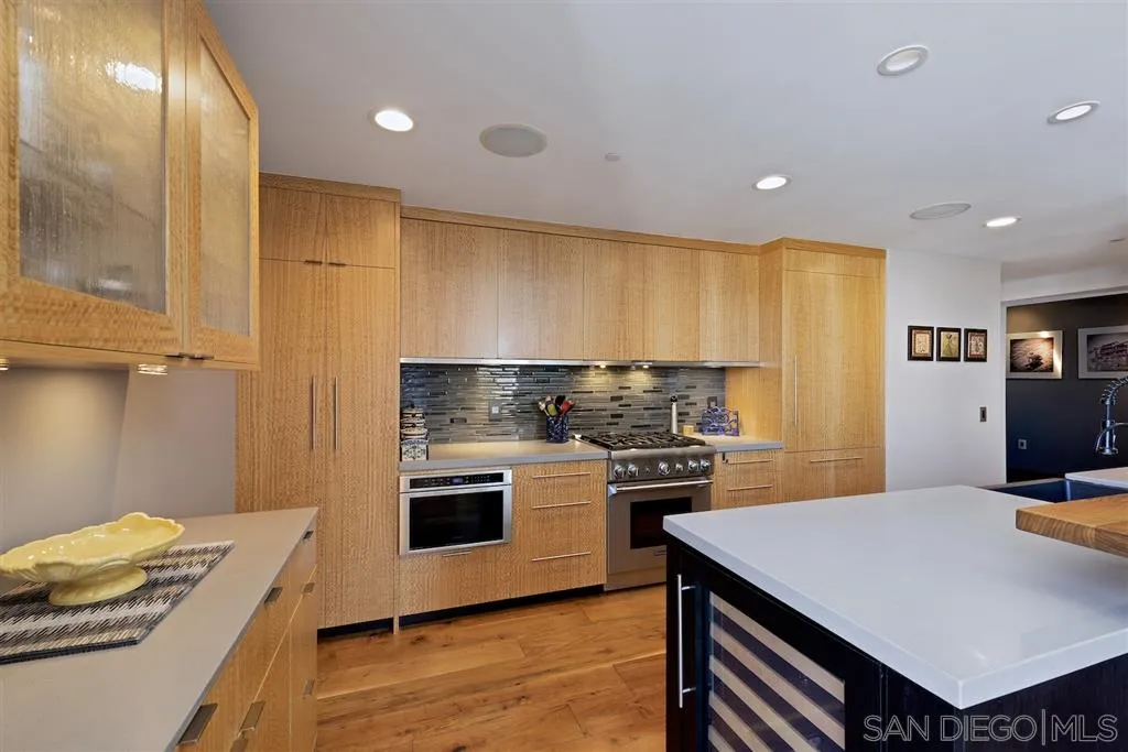 645 Front Street, Unit 2101 San Diego, CA 92101 - Photo 12 of 32 a kitchen with a stove and a refrigerator