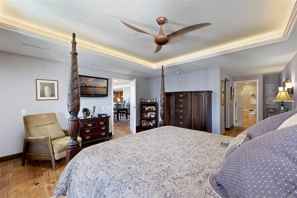 645 Front Street, Unit 2101 San Diego, CA 92101 - Photo 25 of 32 a bedroom with furniture and a flat screen tv