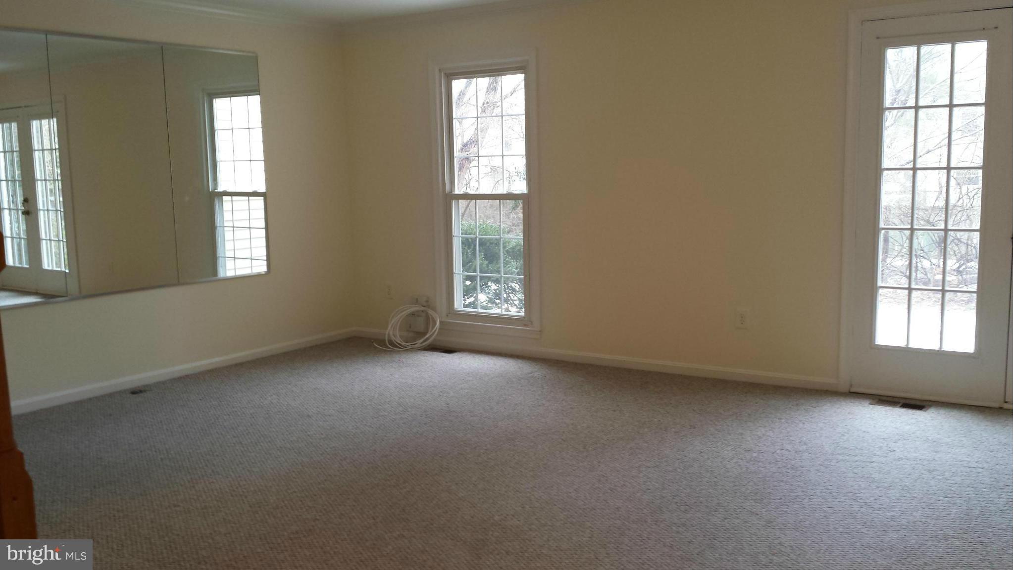 622 Sonata Way Silver Spring, MD 20901 - Photo 24 of 28 Living Room
