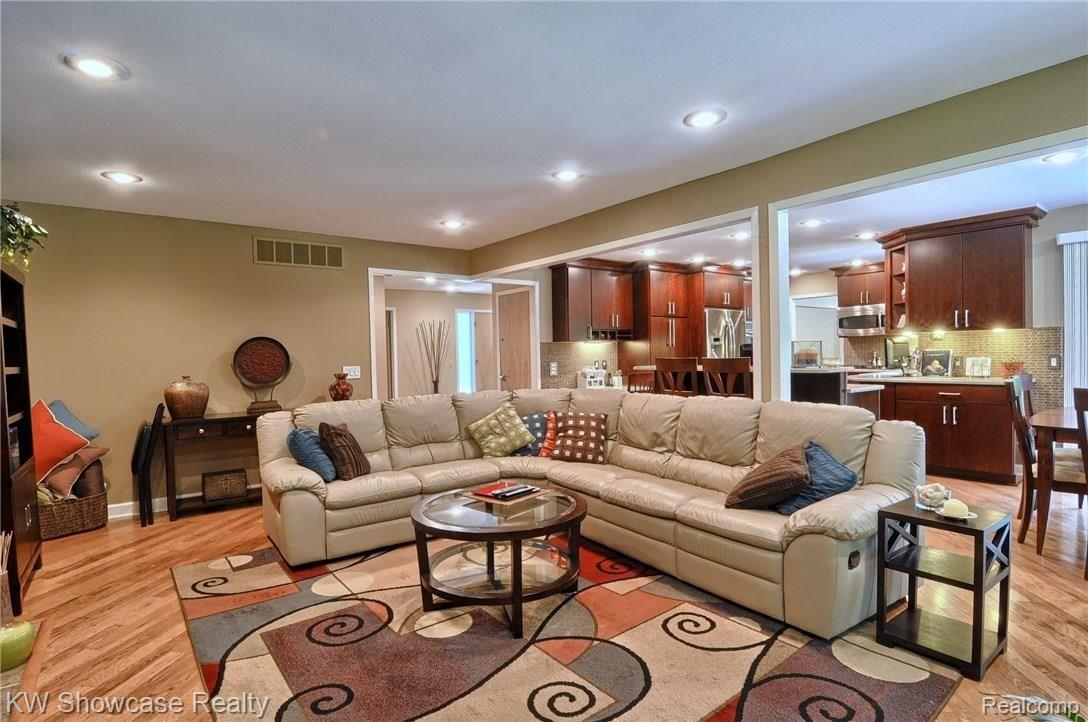 30654 High Valley Road Farmington, MI 48331 - Photo 11 of 43 Family_Room_2nd_View.jpg