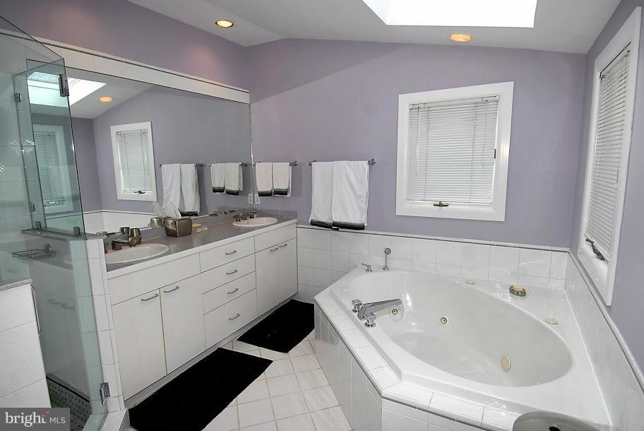 3615 Military Road Northwest Washington, DC 20015 - Photo 13 of 22 Bath (Master)