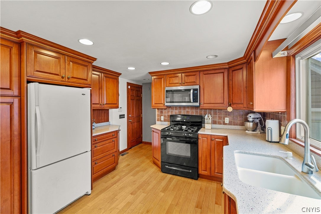 22 Lyndon Road Whitesboro, NY 13492 - Photo 8 of 30 Gallery Image 8